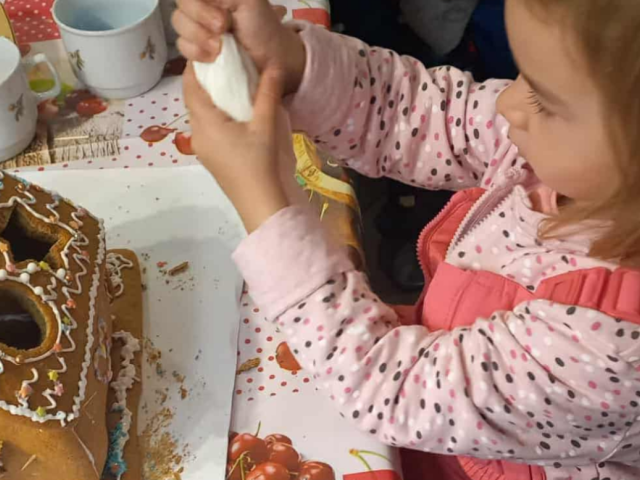 Mézeskalács házikó építés